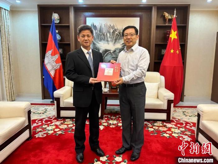 7月12日下午，中國(guó)駐柬埔寨大使王文天在金邊會(huì)見(jiàn)援柬中醫(yī)醫(yī)療隊(duì)。　中國(guó)駐柬埔寨大使館微信公眾號(hào) 攝