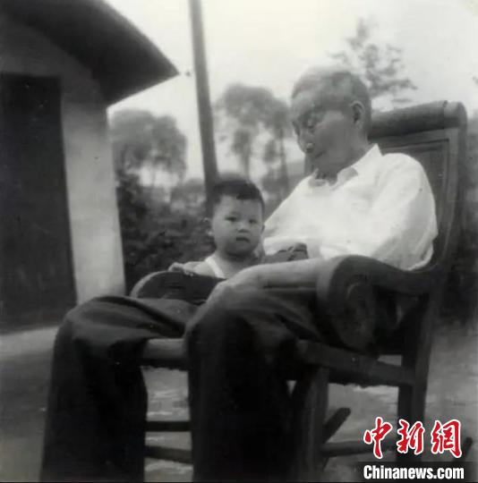 陳望道與幼年的陳曉帆?！￡悤苑﹫D