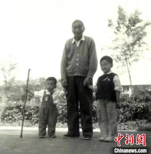 陳望道與幼年的陳曉帆(左)、陳曉帆的哥哥一起合影?！￡悤苑﹫D