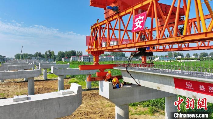 長(zhǎng)25米重80噸的箱梁平穩(wěn)、精準(zhǔn)地落在S314分離式立交橋25號(hào)和26號(hào)墩上?！⒂癫?攝
