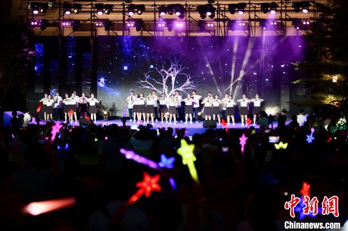 合唱表演《夜空中最亮的星》?！⊥鯑|明 攝