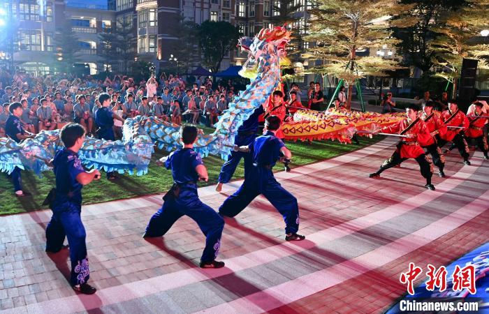 兩岸青少年同臺呈現(xiàn)龍獅表演?！⊥鯑|明 攝