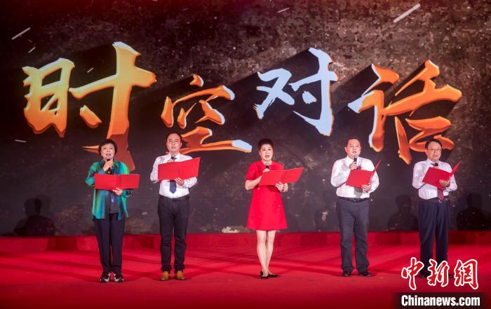陶侃與陳望道之孫陳曉帆、顏福慶之孫顏志淵、榮毅仁侄女榮智豐深情朗誦《與統(tǒng)戰(zhàn)先輩的時(shí)空對話》?！堦?攝