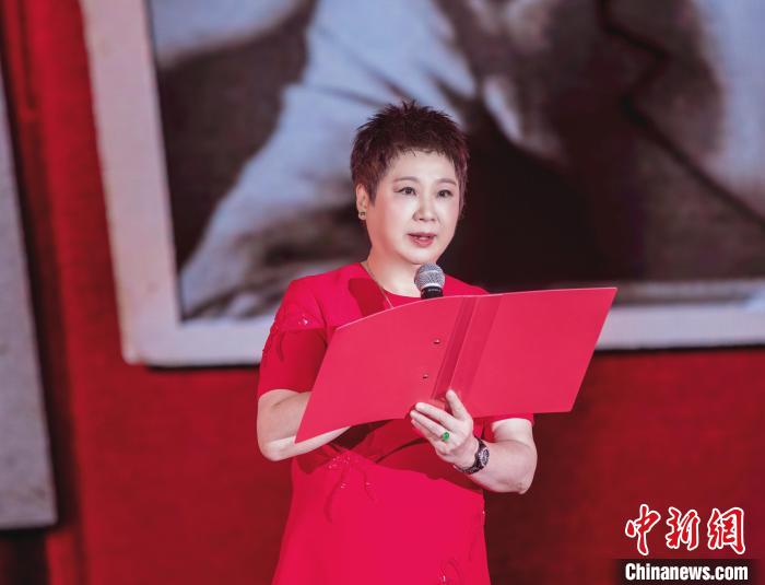 7月16日，榮智豐在2023年上海統(tǒng)戰(zhàn)文化周開(kāi)幕活動(dòng)中朗誦《與統(tǒng)戰(zhàn)先輩的時(shí)空對(duì)話》?！堦?攝