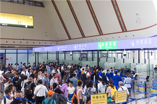 7月22日，乘坐中老鐵路國(guó)際旅客列車(chē)的旅客在磨憨邊檢大廳排隊(duì)候檢。衛(wèi)海林 攝