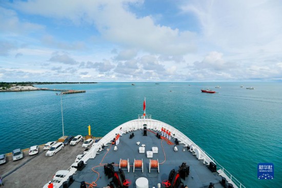 7月22日，中國海軍“和平方舟”號醫(yī)院船駛離基里巴斯首都塔拉瓦。當?shù)貢r間22日上午10時，執(zhí)行“和諧使命-2023”任務的中國海軍“和平方舟”號醫(yī)院船圓滿結束對基里巴斯的首次訪問，駛離基里巴斯首都塔拉瓦，前往本次任務的第二站湯加努庫阿洛法港。新華社發(fā)（黎宇 攝）