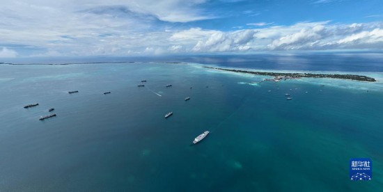 7月22日，中國海軍“和平方舟”號醫(yī)院船結束基里巴斯訪問，駛離塔拉瓦港。新華社發(fā)（桂江波 攝）