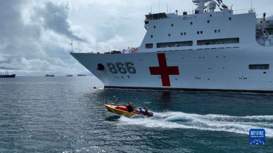 7月22日，中國海軍“和平方舟”號醫(yī)院船駛離塔拉瓦港途中，基里巴斯當?shù)孛癖婑{船揮手告別。新華社發(fā)（桂江波 攝）