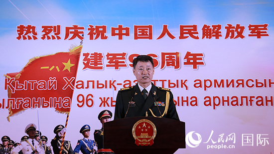 國防武官胡德君大校發(fā)表致辭。人民網(wǎng)記者 李強攝