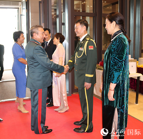 國防武官胡德君大校迎接賓客。人民網(wǎng)記者李強攝