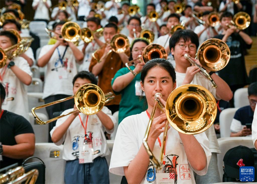 8月1日，在第九屆中國國際低音銅管藝術(shù)節(jié)的一場公益大師課上，低音銅管樂器愛好者在練習(xí)長號。新華社記者 劉潺 攝