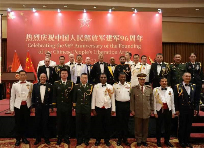圖為徐勝武官與參加招待會的各國武官、武官處代表合影。中國駐印度尼西亞使館供圖