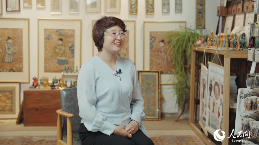 圖為瓷器修復藝術家王京。人民網(wǎng)記者 張若涵攝