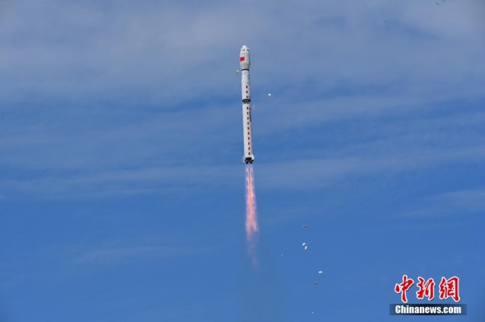 8月3日11時(shí)47分，中國在酒泉衛(wèi)星發(fā)射中心用長征四號(hào)丙遙四十四運(yùn)載火箭，成功發(fā)射風(fēng)云三號(hào)06星，衛(wèi)星順利進(jìn)入預(yù)定軌道，任務(wù)取得圓滿成功。該衛(wèi)星將接替在軌超期服役的風(fēng)云三號(hào)C星，探測數(shù)據(jù)主要用于天氣預(yù)報(bào)、大氣化學(xué)和氣候變化監(jiān)測業(yè)務(wù)及研究。汪江波 攝