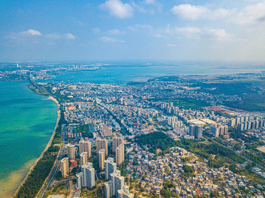 這是海南自貿(mào)港重點園區(qū)——洋浦經(jīng)濟(jì)開發(fā)區(qū)所在的環(huán)新英灣地區(qū)（無人機(jī)照片，2023年2月26日攝）。新華社記者 蒲曉旭 攝