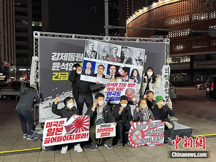 資料圖：韓國公民團體聯(lián)盟在首爾廣場舉行燭光守夜活動。