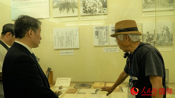 毒氣島歷史研究所事務(wù)局長山內(nèi)正之在毒氣資料館為大家介紹日軍發(fā)動毒氣戰(zhàn)的罪證。人民網(wǎng) 蔣曉辰攝