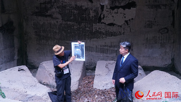 毒氣島歷史研究所事務(wù)局長山內(nèi)正之在毒氣儲存遺址為大家介紹日軍發(fā)動毒氣戰(zhàn)的罪證。人民網(wǎng) 蔣曉辰攝