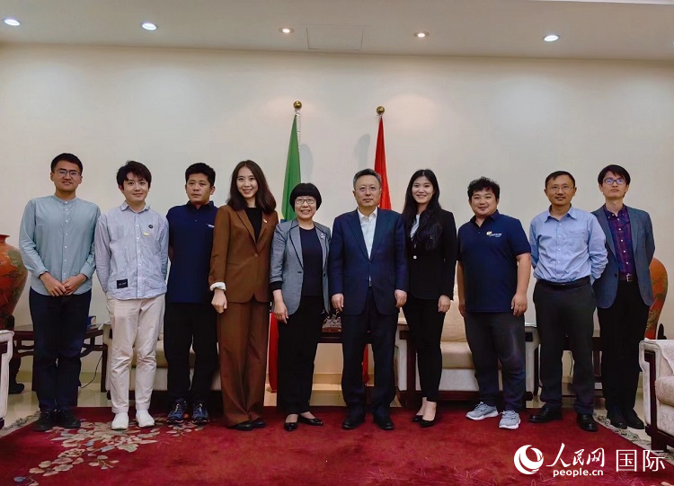 趙志遠大使（右五）、使館工作人員與人民網(wǎng)記者合影。
