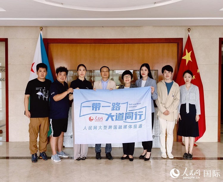 胡斌大使（左四）、使館工作人員與人民網(wǎng)記者合影。