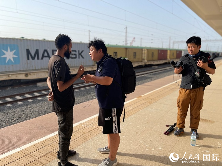 亞吉鐵路吉布提線工作人員介紹列車運營情況。人民網(wǎng)記者 趙艷紅攝