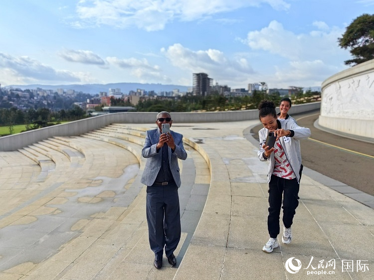 亞的斯亞貝巴友誼廣場的游客與人民網(wǎng)記者互動。人民網(wǎng)記者 陳星星攝