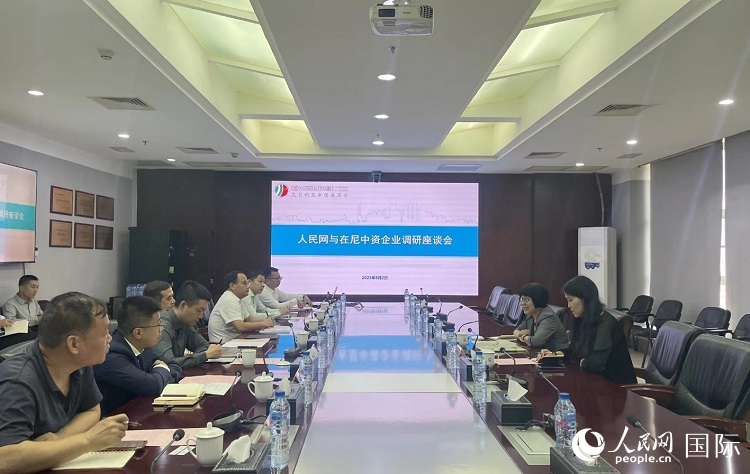 尼日利亞中國商會企業(yè)代表與人民網(wǎng)記者座談。