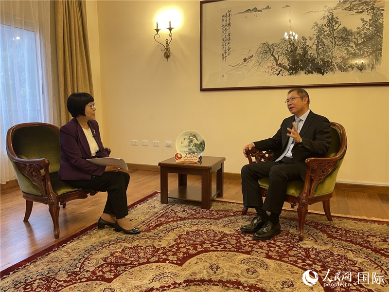 胡長春大使接受人民網(wǎng)記者唐維紅采訪。人民網(wǎng)記者 趙艷紅攝