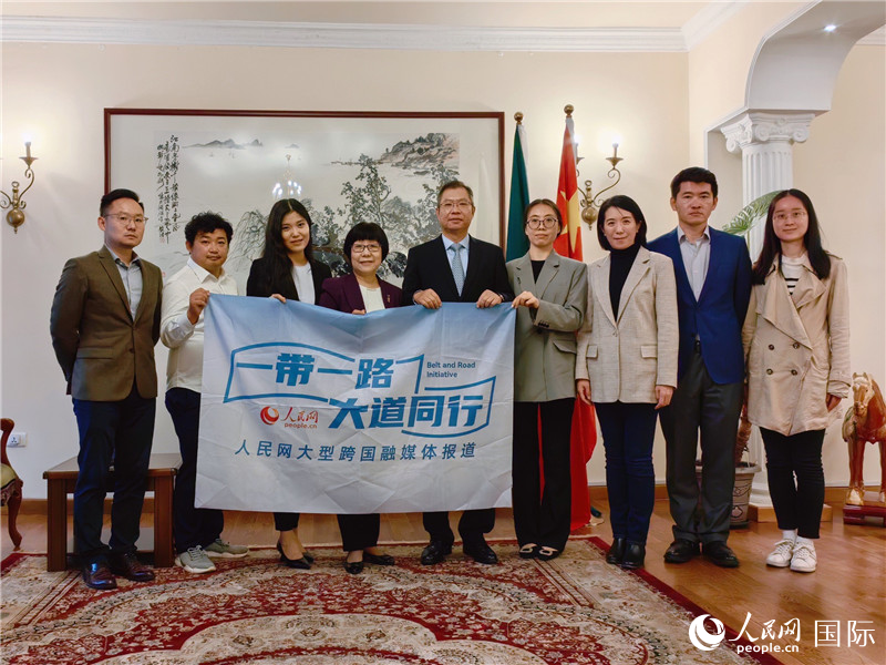 胡長春大使、駐非盟使團工作人員與人民網(wǎng)記者合影。