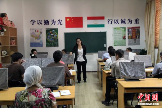 2014年，塔吉克斯坦國立民族大學(xué)的孔子學(xué)院內(nèi)，教師正在為塔吉克斯坦學(xué)生授課。田冰 攝