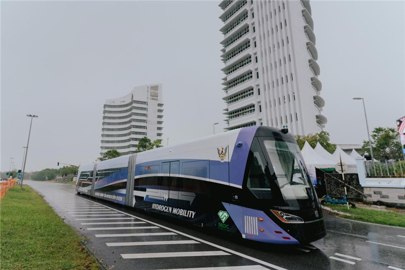 9月6日下午，由中車株洲所自主研發(fā)制造的全球首輛氫能源智軌電車正式亮相馬來西亞砂拉越州古晉市。中車株洲所供圖
