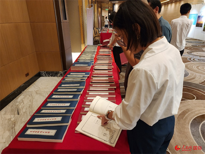 現(xiàn)場嘉賓參觀“根脈尋蹤”泉州百個家族移民菲律賓族譜展。人民網(wǎng)記者 樊帆攝