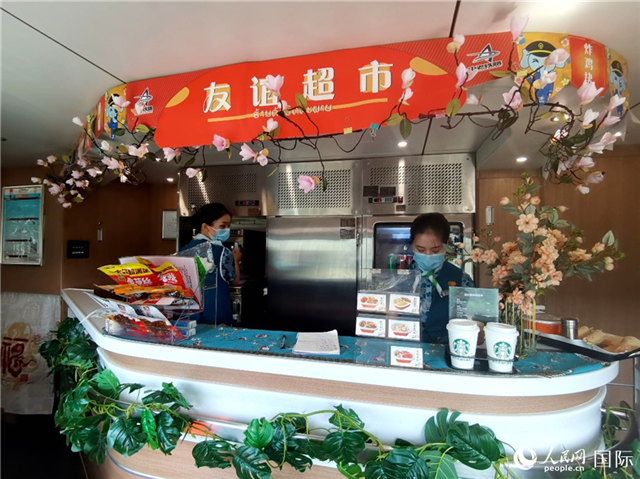 中老鐵路國際旅客列車?yán)锏摹坝颜x超市”。人民網(wǎng) 杜明明攝