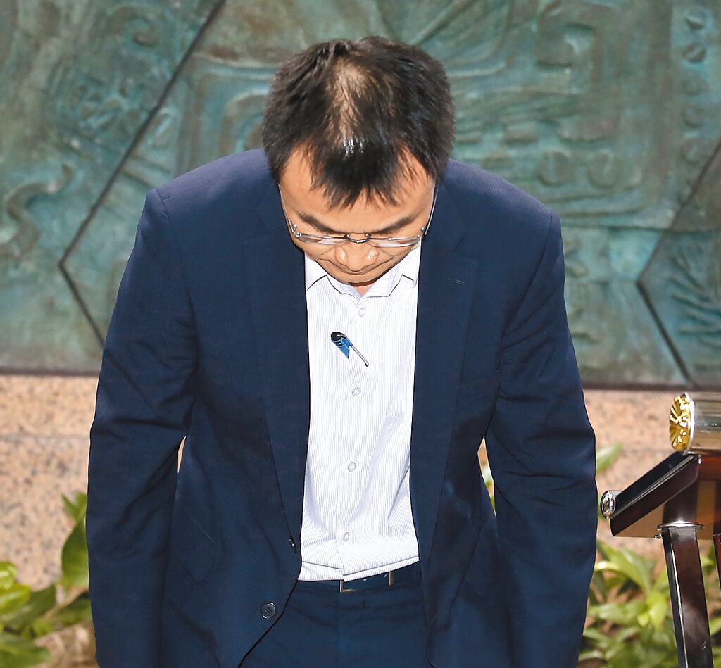 臺農業(yè)部門負責人陳吉仲19日傍晚舉行記者會說明項目進口雞蛋議題，當日晚間8點在臉書上宣布辭職。 圖片來源：臺灣“中時新聞網(wǎng)”