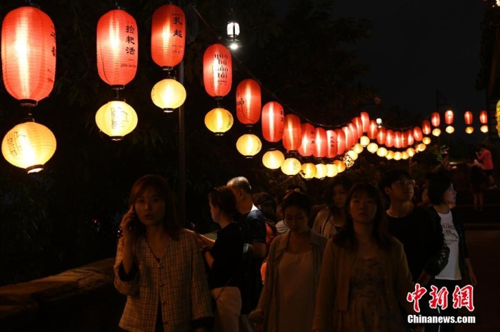 圖為游客夜游山城巷感受山城獨特魅力。<a target='_blank' href='/' ><p  align=