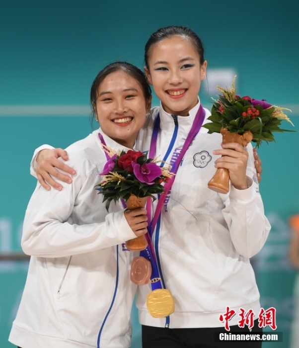 10月7日，杭州第19屆亞運(yùn)會(huì)輪滑項(xiàng)目女子花樣輪滑單人滑長(zhǎng)節(jié)目決賽在錢塘輪滑中心舉行。結(jié)合短節(jié)目決賽成績(jī)，中國(guó)臺(tái)北選手洪筱晴(左)以94.38分的總成績(jī)奪得女子花樣輪滑單人滑冠軍，中國(guó)臺(tái)北選手張致如(右)獲得季軍。<a target='_blank' href='/'><p  align=