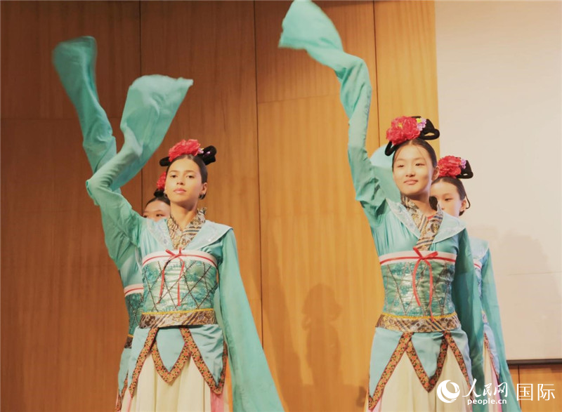 兩國文化志愿者共同表演中國傳統(tǒng)舞蹈。人民網(wǎng)記者 陳海琪攝