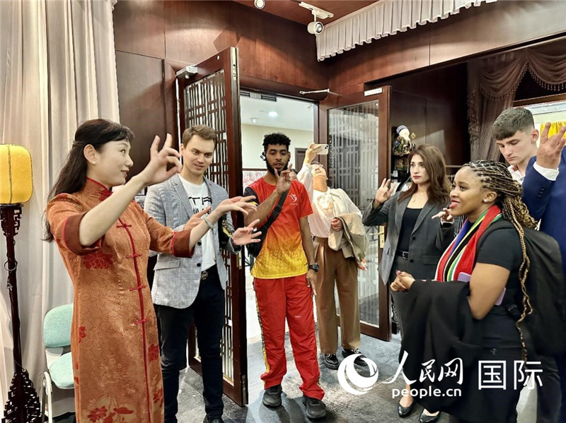 國(guó)際民間人士代表團(tuán)參觀古北市民中心昆曲教室。人民網(wǎng)記者 周雨攝