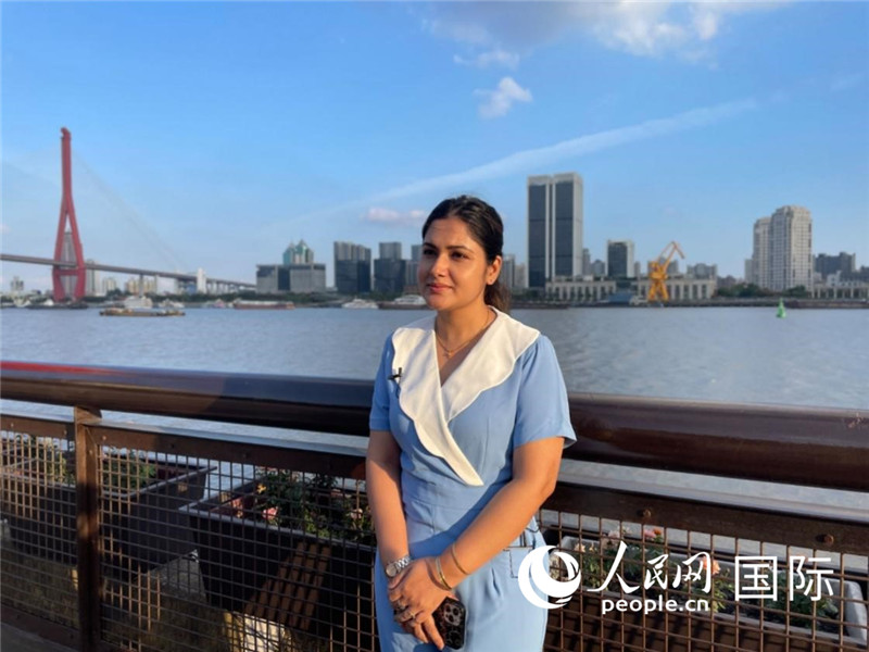 孟加拉國(guó)Channel24電視頻道主持人伊斯拉特·阿敏在上海市楊浦濱江接受采訪。 人民網(wǎng)記者 張榮攝