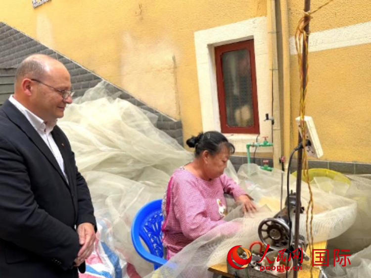 馬耳他瑪格麗特中學(xué)“中國(guó)角”教師馬丁·阿佐帕迪在福建省寧德市下歧村參觀。人民網(wǎng)記者 周雨攝