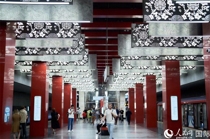 莫斯科米丘林大街地鐵站洋溢著濃郁的“中國(guó)風(fēng)”。人民網(wǎng)記者 馬天翼攝