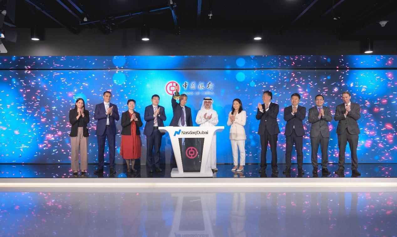 圖為中外嘉賓出席搖鈴儀式。迪拜納斯達克供圖