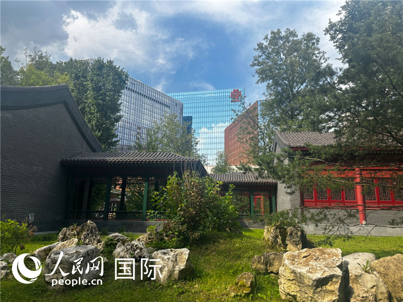 莫斯科中國(guó)貿(mào)易中心的中式園林“華銘園”一角。人民網(wǎng)記者 申佳平攝