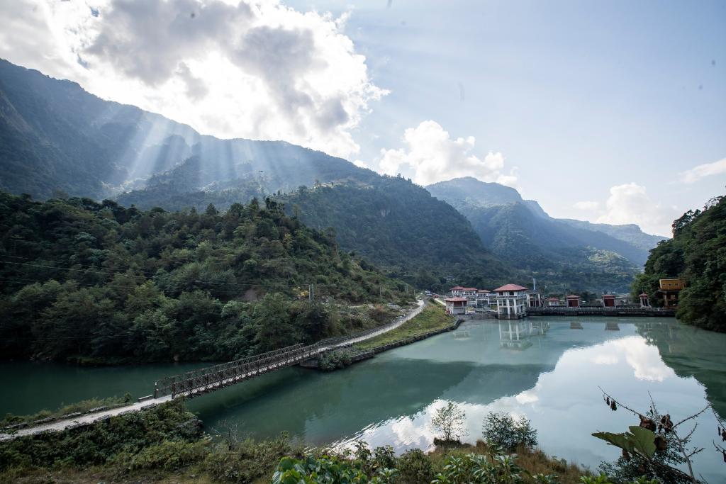 這是2022年11月8日拍攝的尼泊爾上馬相迪A水電站大壩。上馬相迪A水電站位于尼泊爾西部勒姆宗縣，2013年1月開工建設(shè)，2017年1月1日投入商業(yè)運(yùn)營。該水電站投入運(yùn)營以來，極大緩解了尼泊爾電力緊缺局面。新華社發(fā)（哈里·馬哈爾詹 攝）