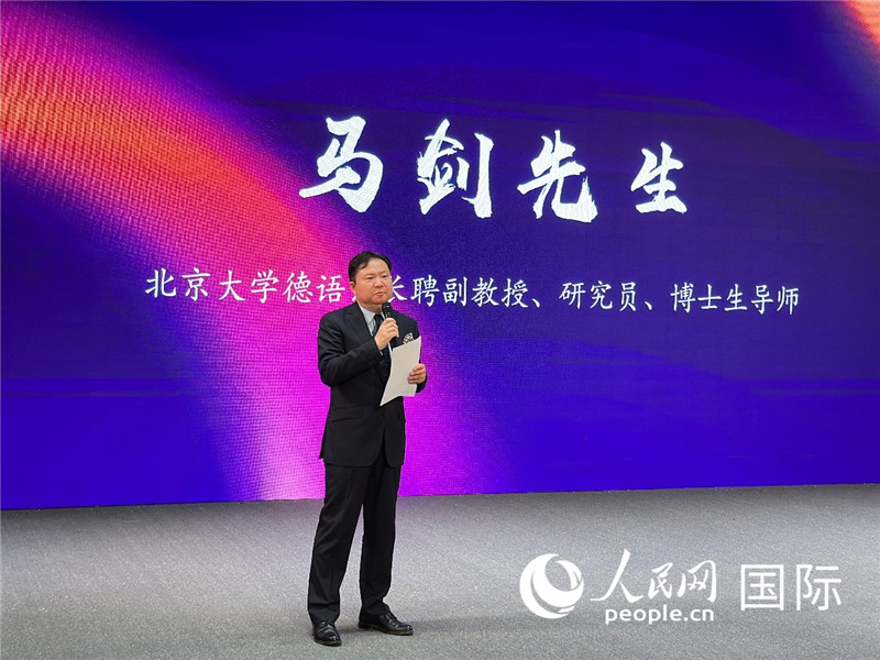 北京大學(xué)德語系長聘副教授馬劍點(diǎn)評學(xué)生表現(xiàn)。（攝影：張麗鷗）