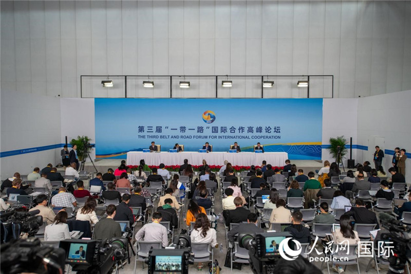 10月16日，第三屆“一帶一路”國際合作高峰論壇新聞中心在北京國家會(huì)議中心舉行首場吹風(fēng)會(huì)，邀請自然資源部國際合作司和相關(guān)單位負(fù)責(zé)人介紹有關(guān)情況，并回答記者提問。人民網(wǎng)記者 翁奇羽攝