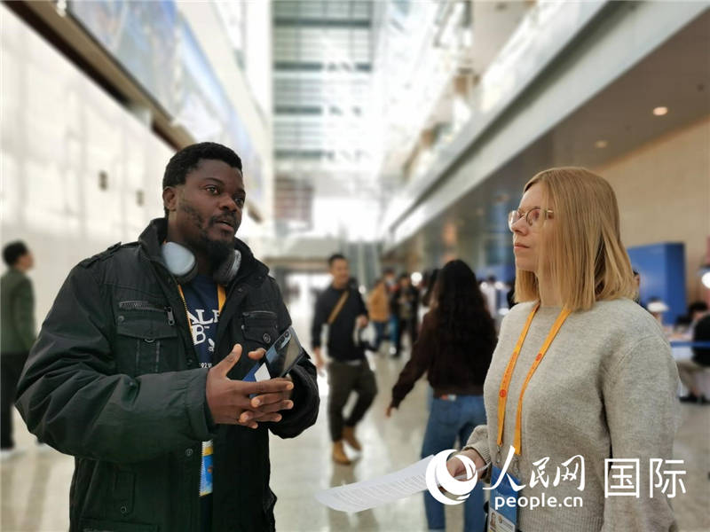 剛果（金）未來集團廣播電視部記者雨果-恩澤扎接受人民網(wǎng)采訪。人民網(wǎng) 孫鴻宇攝