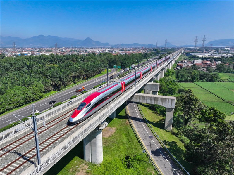 奔馳在雅萬高鐵上的動車組。中車青島四方機車車輛股份有限公司供圖