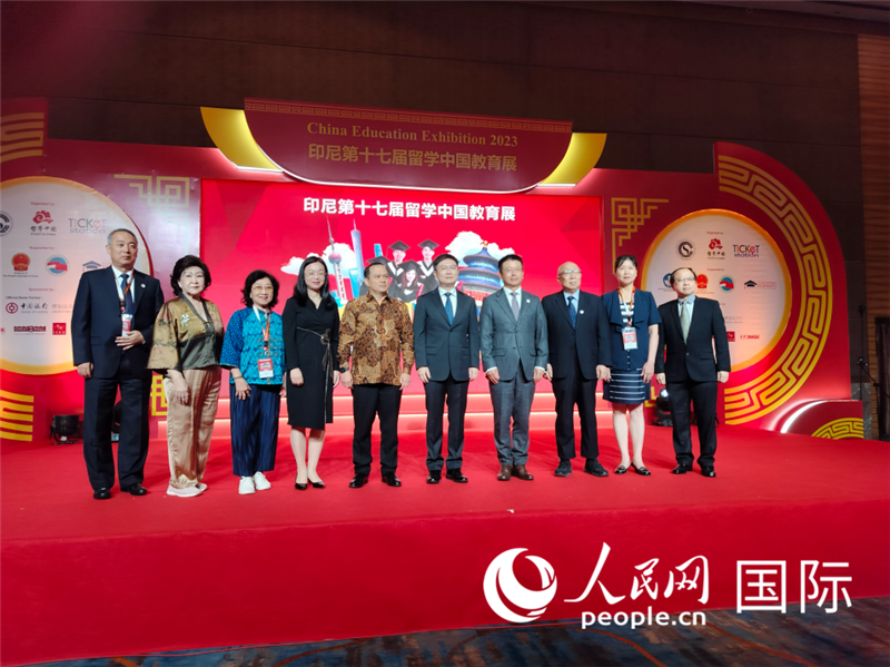 與會(huì)嘉賓合影。人民網(wǎng)記者  李培松攝