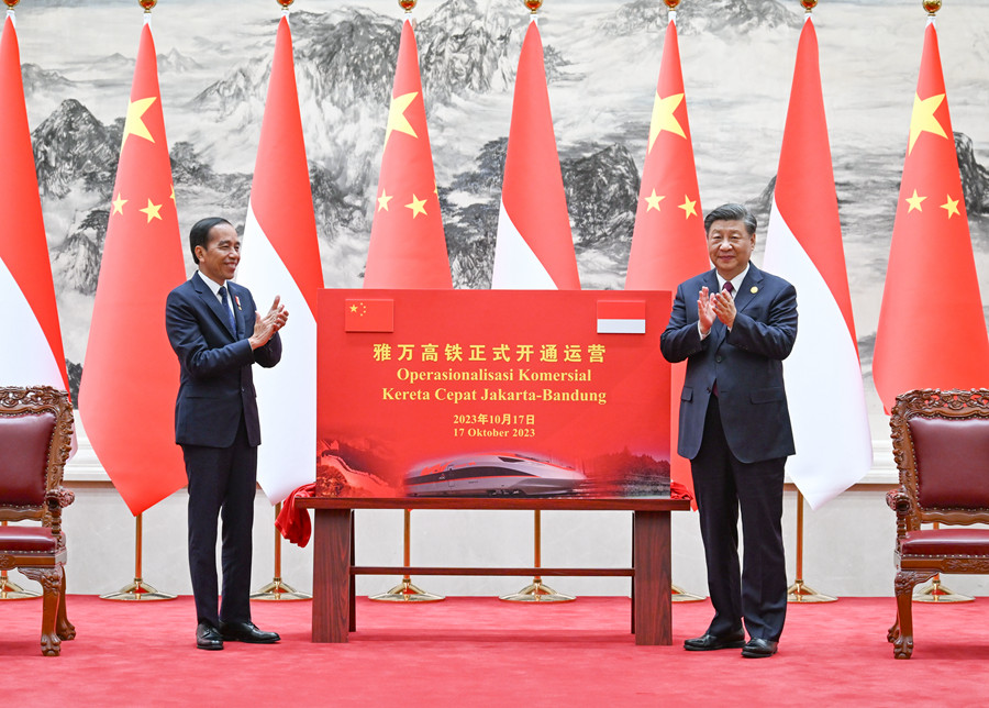 10月17日下午，國家主席習(xí)近平在北京人民大會堂同來華出席第三屆“一帶一路”國際合作高峰論壇并進行國事訪問的印度尼西亞總統(tǒng)佐科舉行會談。會談后，兩國元首共同為雅萬高鐵正式開通運營揭幕。
